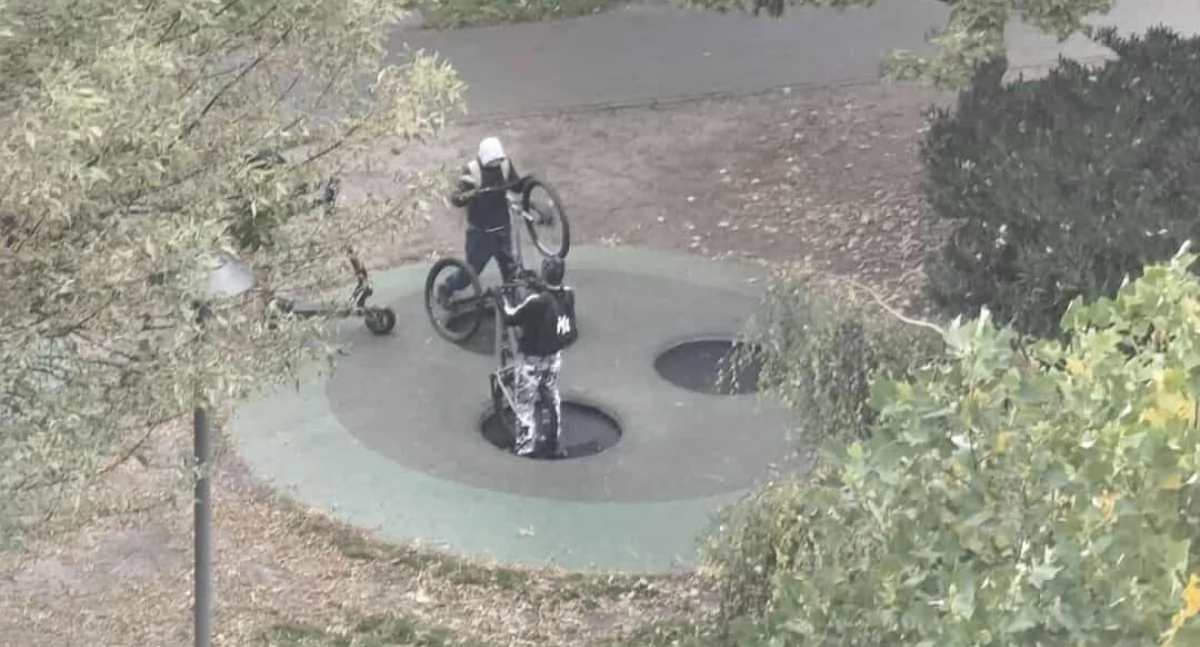 Rowerem po trampolinie, czyli dlaczego psują się zabawki na placach zabaw
