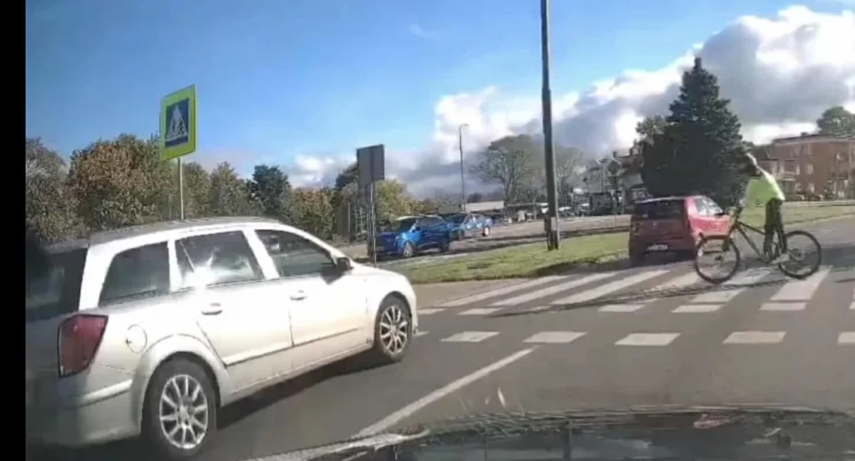 Nieodpowiedzialne zachowanie rowerzystów. Mogło dojść do wypadku [nagranie]