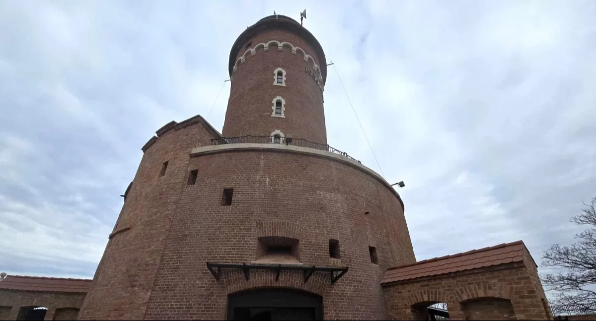 Chcą przywrócenia orła bez korony na latarni morskiej. Padły słowa o germanizacji