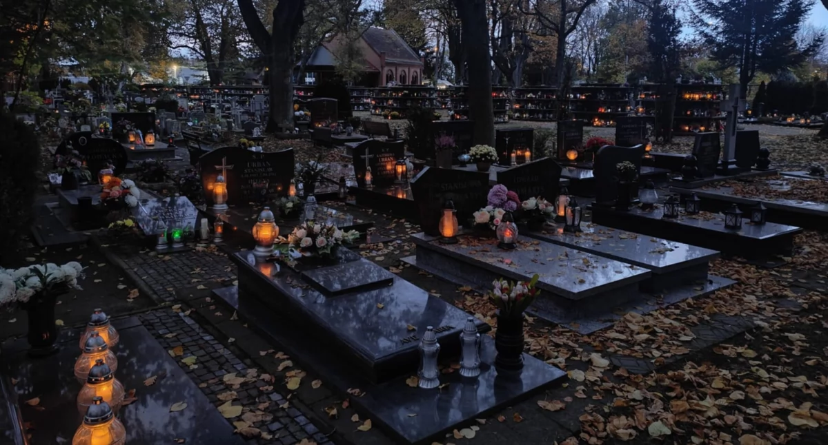 Kołobrzeżanie porządkują groby. Cmentarz już w świątecznej oprawie