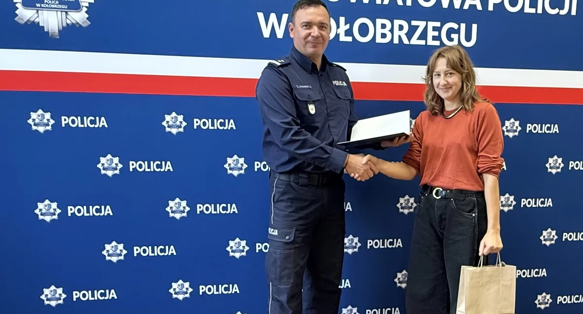 Znalazła i oddała 18,5 tys. zł. Policja nagrodziła uczciwą mieszkankę Kołobrzegu