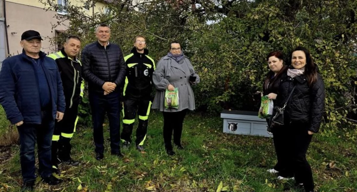 Domki dla bezdomnych kotów w Ustroniu Morskim. Wspaniały gest lokalnego przedsiębiorcy