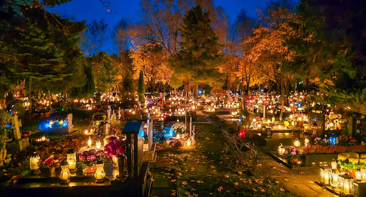 Wszystkich Świętych. Cmentarz w blasku tysięcy świateł (foto)