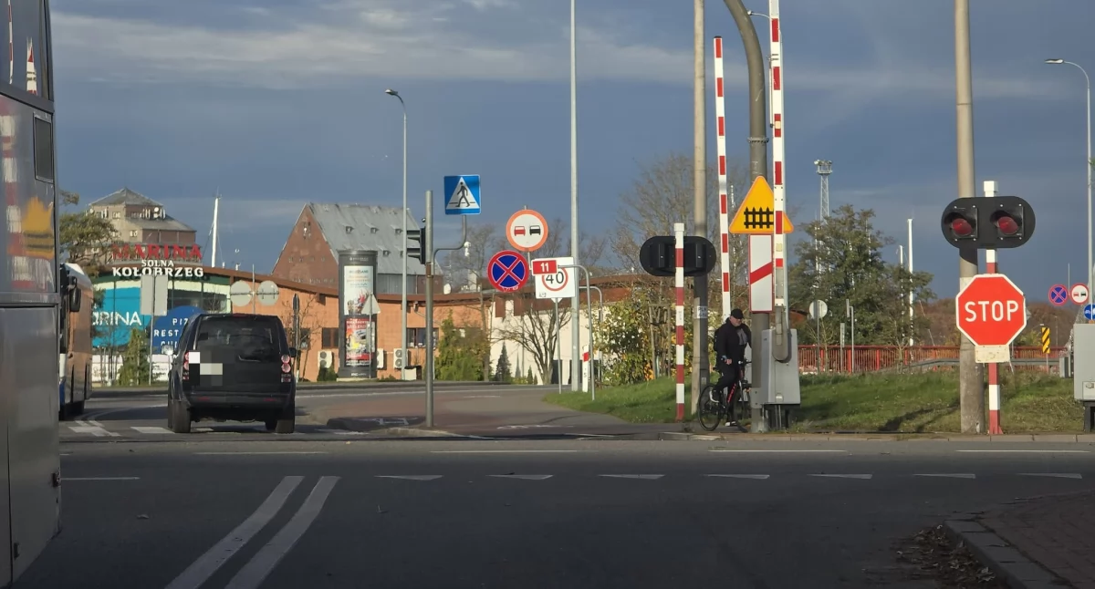Kolejna awaria na przejeździe kolejowym. Kierowcy ignorują znak STOP
