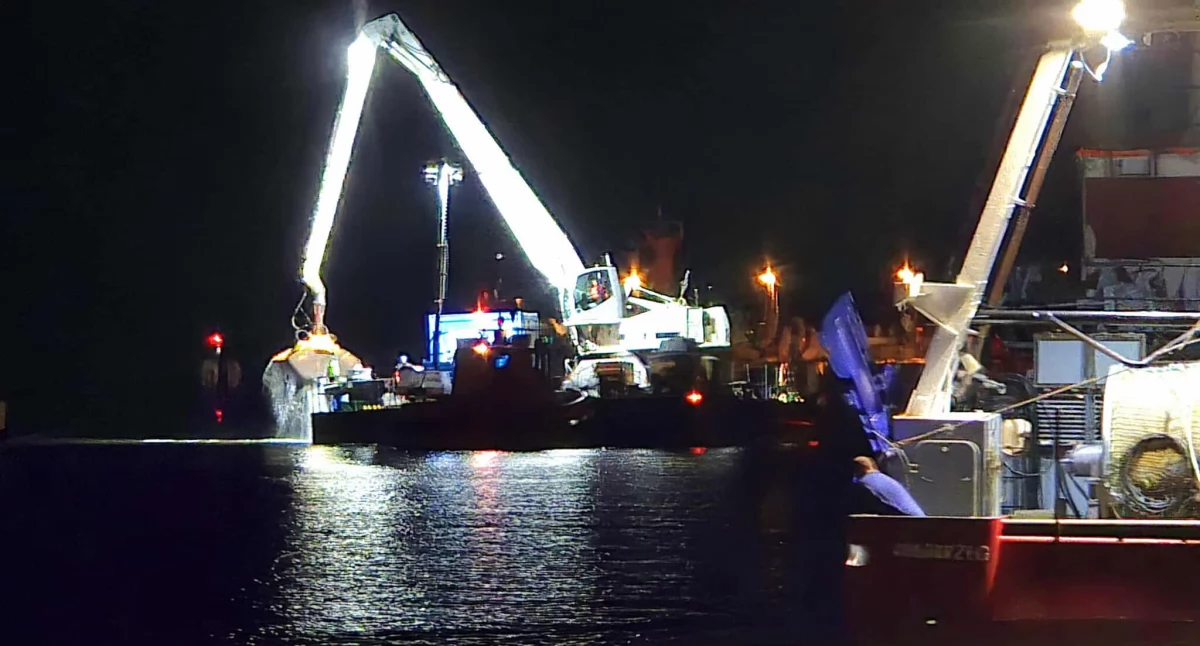 Barka z koparką w kanale portowym - o co chodzi? Sprawdziliśmy