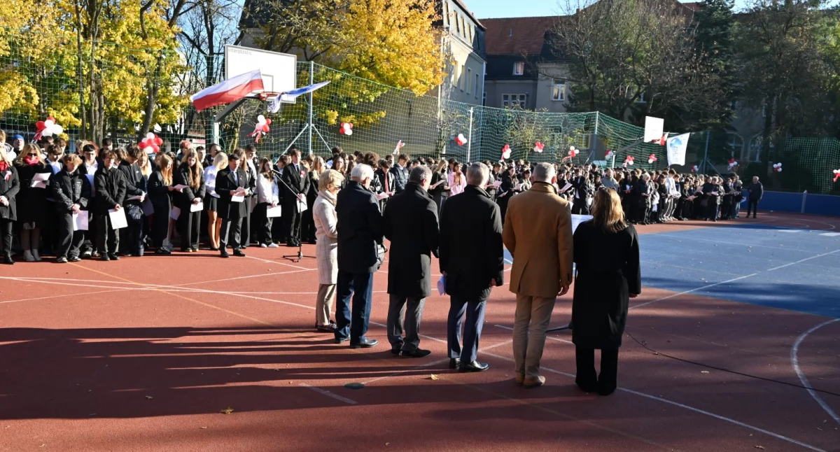 Biało-czerwona flaga z kartek i hymn narodowy. Uczniowie ZSE-H uczcili Święto Niepodległości