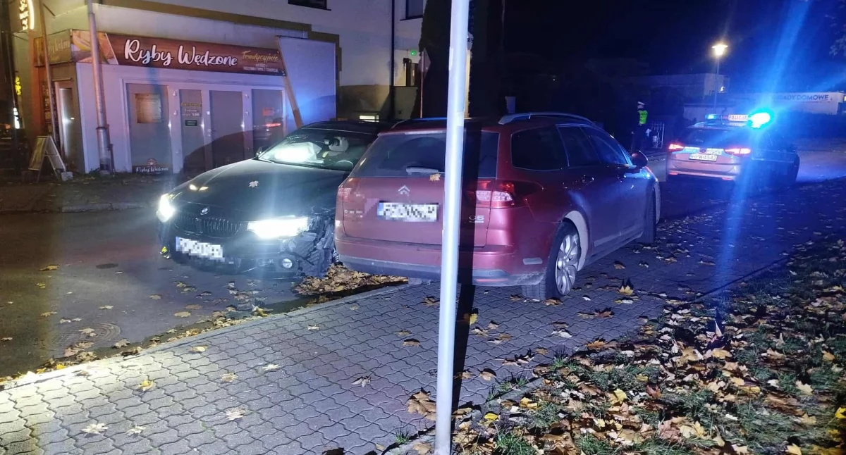 Samochód sam powiadomił policję o kolizji. Kierowca był po alkoholu i kokainie
