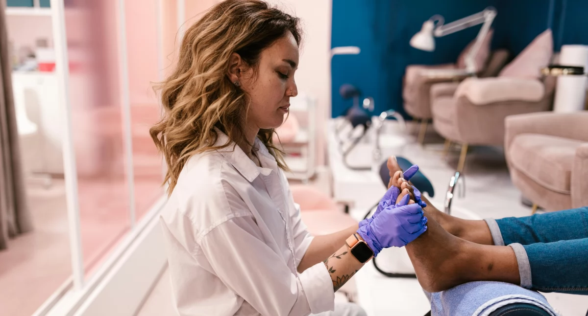 Pedicure jako element dbania o zdrowie stóp: dlaczego to ważne nie tylko dla estetyki