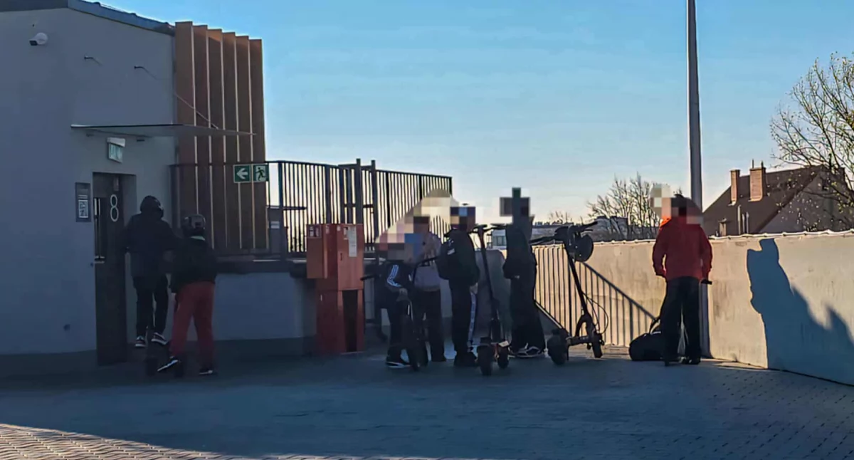 Tor dla hulajnóg na parkingu. Takie zabawy wkrótce się skończą? (wideo)