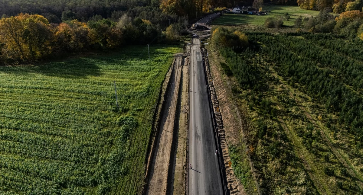 Modernizacja DW 102 przyspiesza. Zobacz, co dzieję się na placu budowy drogi Kołobrzeg–Trzebiatów