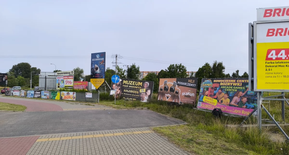 Nowe zasady reklam i szyldów w Kołobrzegu. Miasto zaprasza na konsultacje społeczne