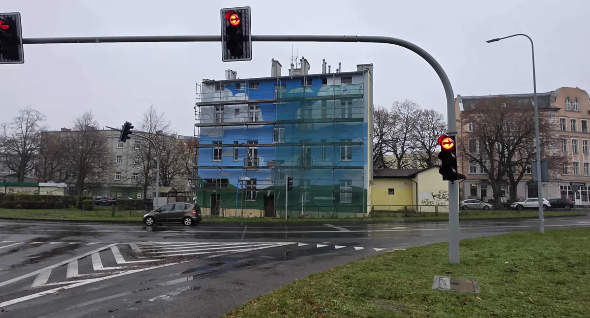 Na kamienicy w centrum miasta powstaje wielkoformatowy mural
