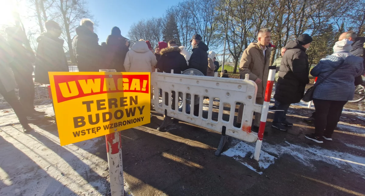 Mieszkańcy wyszli na ulicę. Nie chcą parku, wolą parking