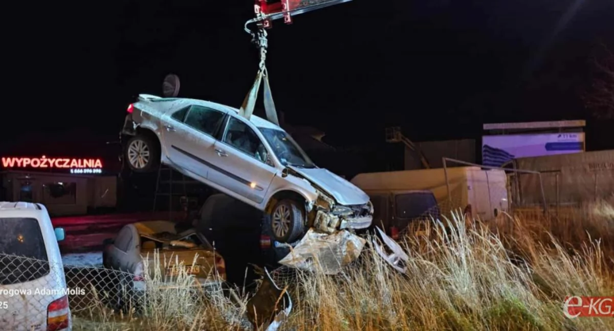 Przeleciał przez ogrodzenie i wylądował na dachach innych pojazdów I zdjęcia 