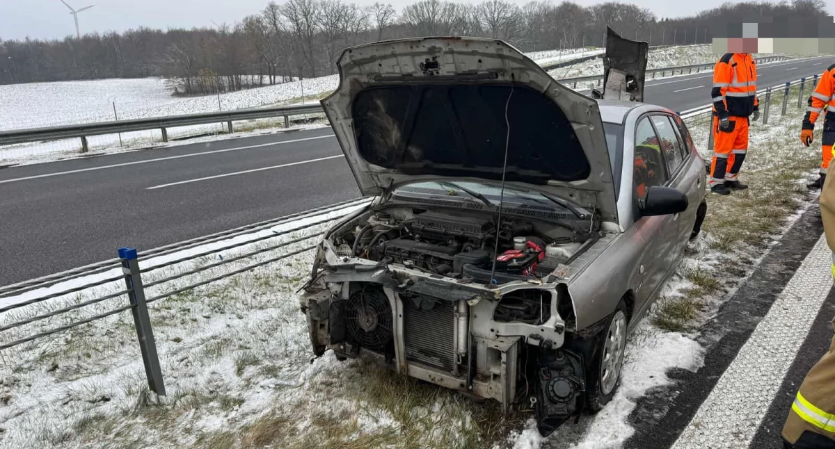Kia wbiła się w bariery na ekspresówce. Kierowca i pasażer miał szczęście