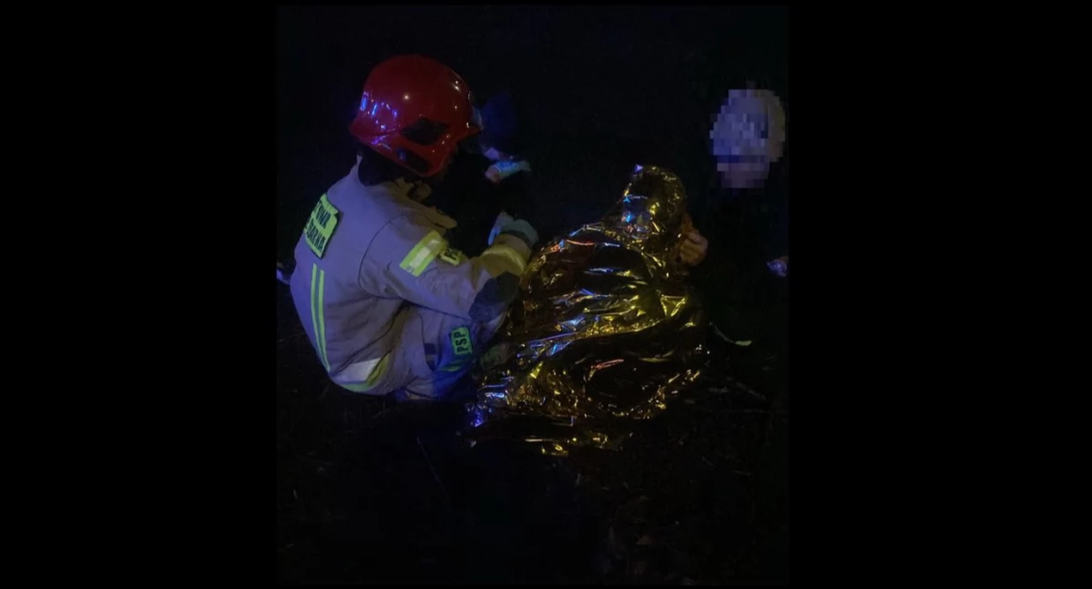Leżał w kanale z wodą. Reakcja przechodnia zapobiegła tragedii