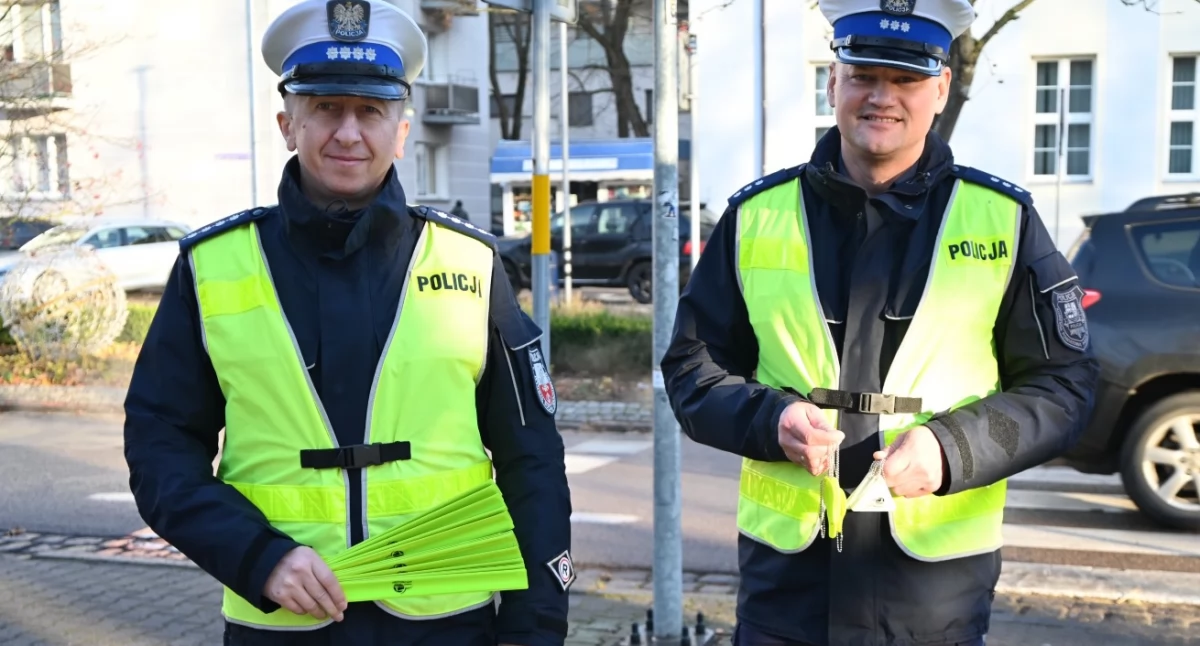 Starostwo rozdaje darmowe odblaski. Ruszyła akcja dla mieszkańców powiatu