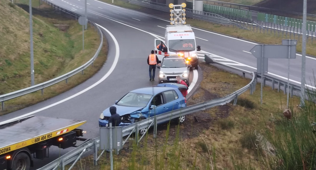 Samochód uderzył w bariery na S6