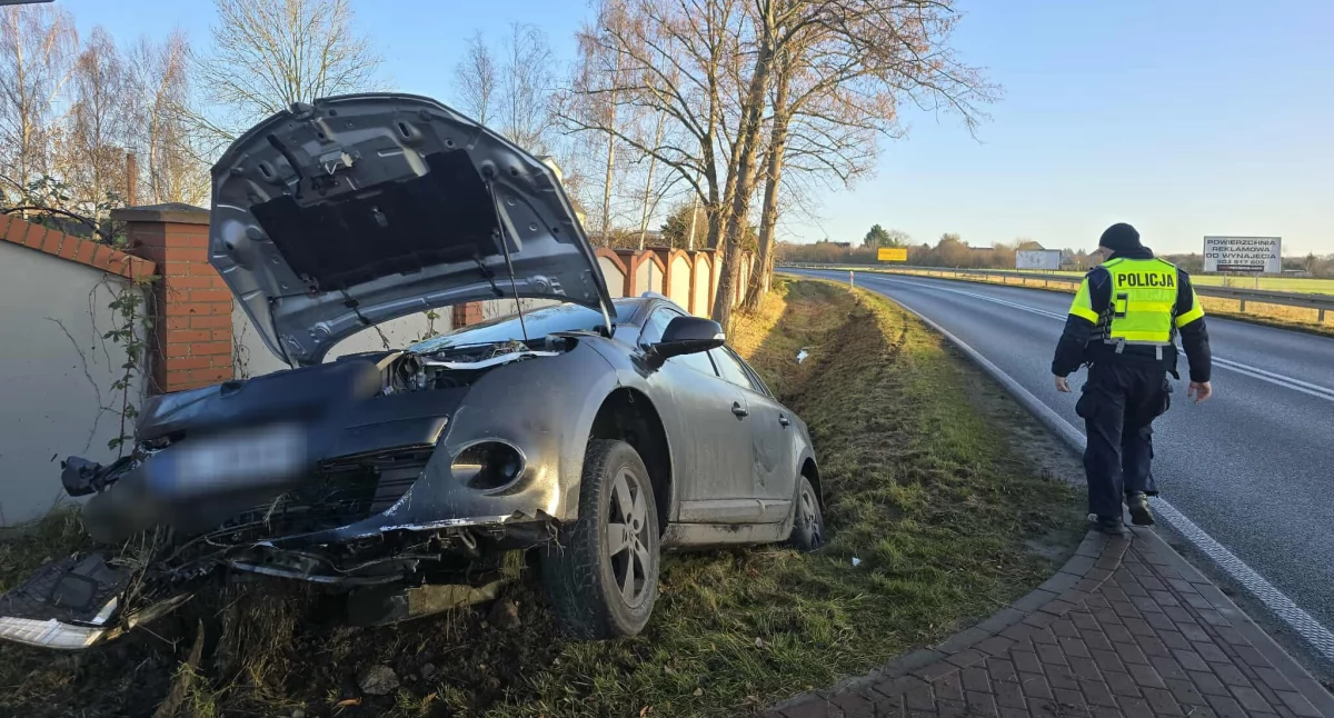 Samochód wypadł z drogi. Policja ustala kto go prowadził