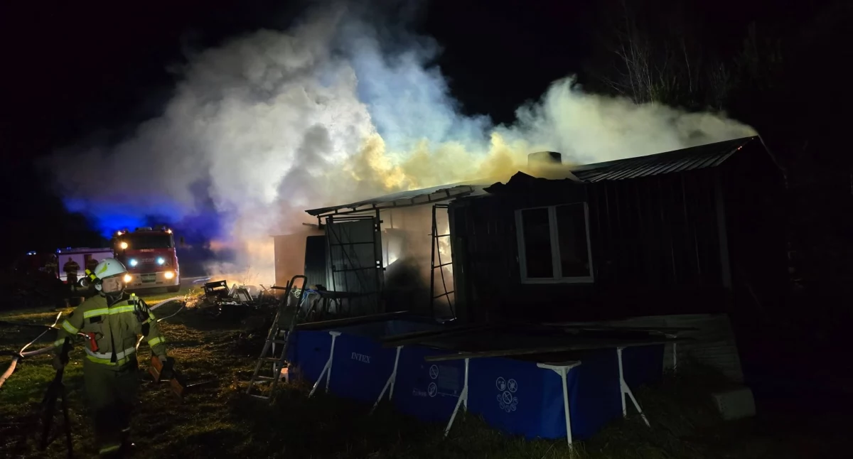 Płonęły zabudowania gospodarcze. Trudna akcja strażaków