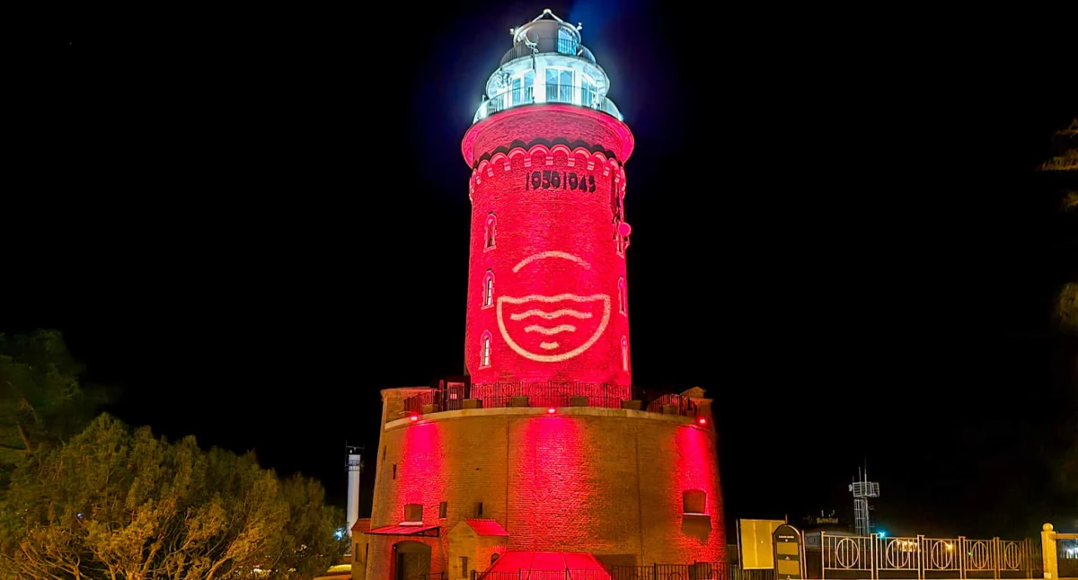 Czerwone iluminacje miejskich obiektów. Dlaczego ten kolor?