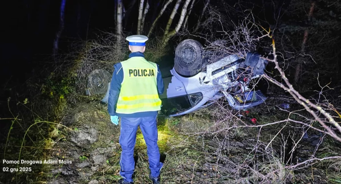 Volkswagen wypadł z drogi i dachował. Kierowca oddalił się przed przyjazdem służb
