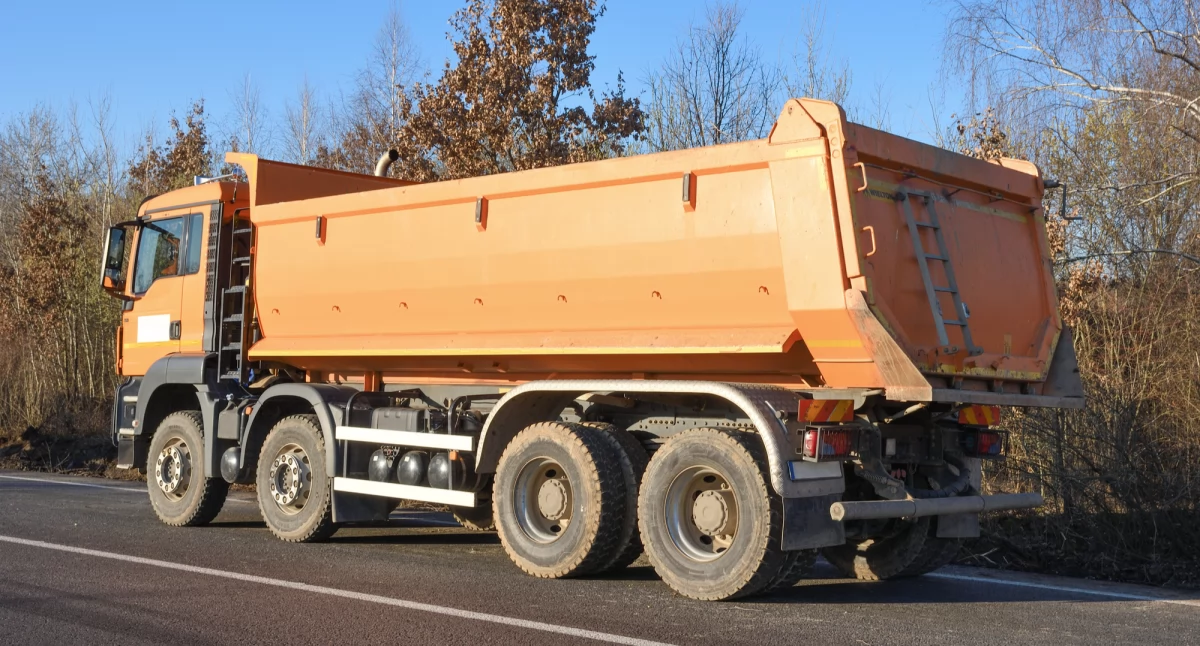 Dlaczego wywrotki 8x4 pozostają podstawą ciężkiego transportu i jak zmieniły pracę na budowach w całej Polsce