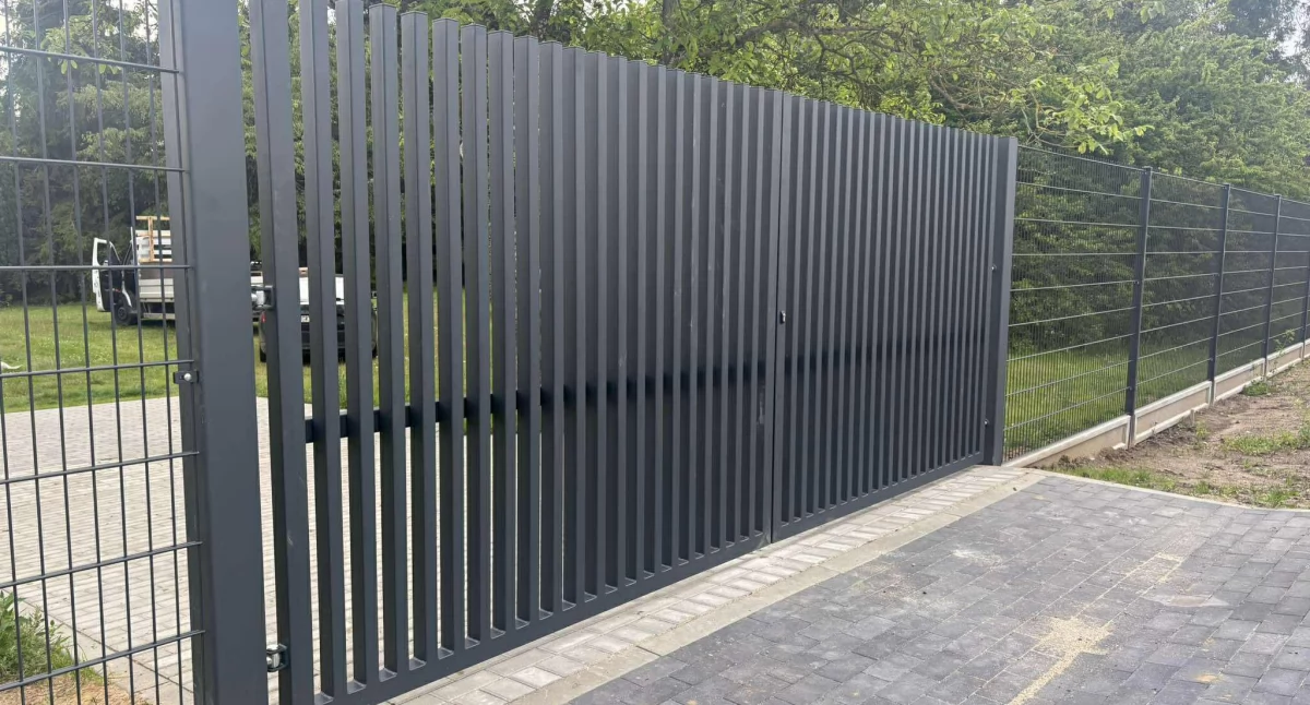 Ogrodzenie grzebieniowe – jedno z najczęściej wybieranych ogrodzeń w 2025 roku