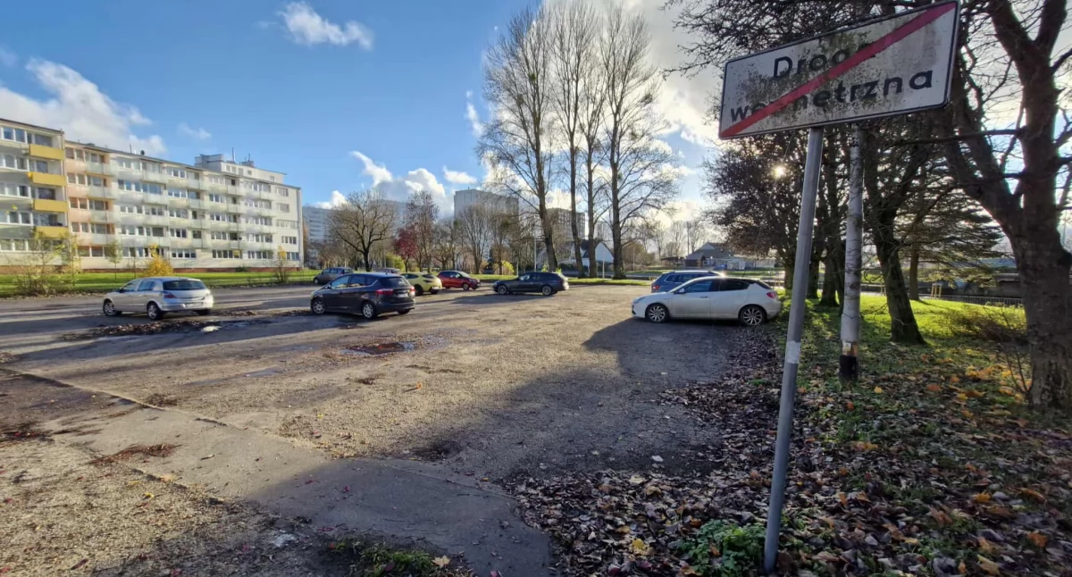 Miasto rezygnuje z parku, wspólnota ze szlabanu. Na Wojska Polskiego pozostanie parking
