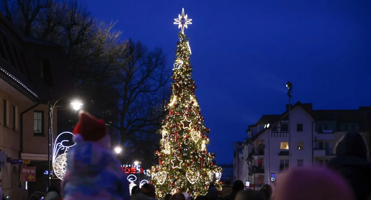 Tysiące światełek i tłumy mieszkańców. Kołobrzeg w blasku świątecznych iluminacji | foto, wideo
