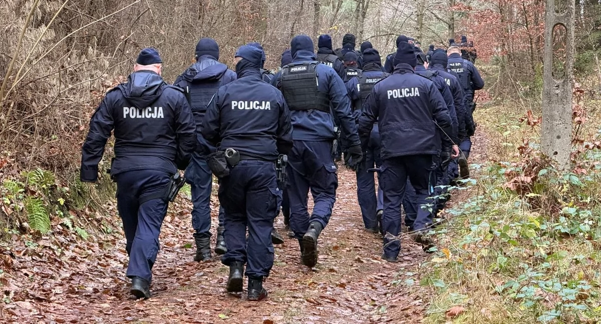 Policja z całego regionu zjechała do gminy Dygowo. Kogo szukano w lesie?