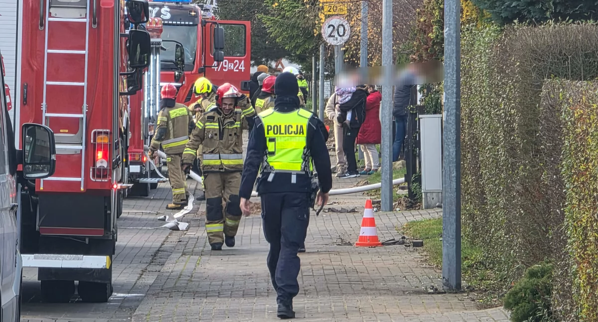 Pożar domu wielorodzinnego. Na miejscu pięć jednostek straży pożarnej