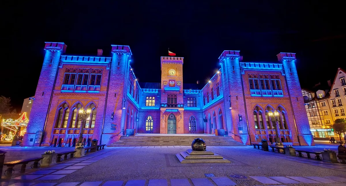 Niebieskie iluminacje miejskich obiektów | foto 