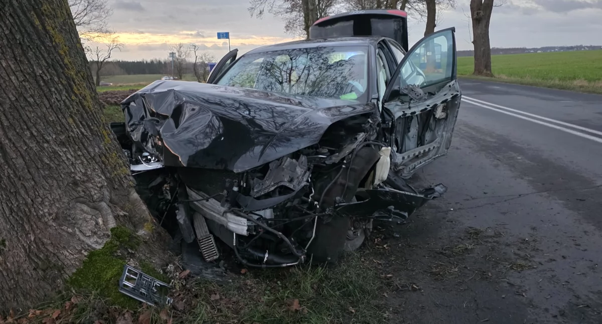 Zderzenie dwóch samochodów. Droga zablokowana, policja wyznacza objazdy