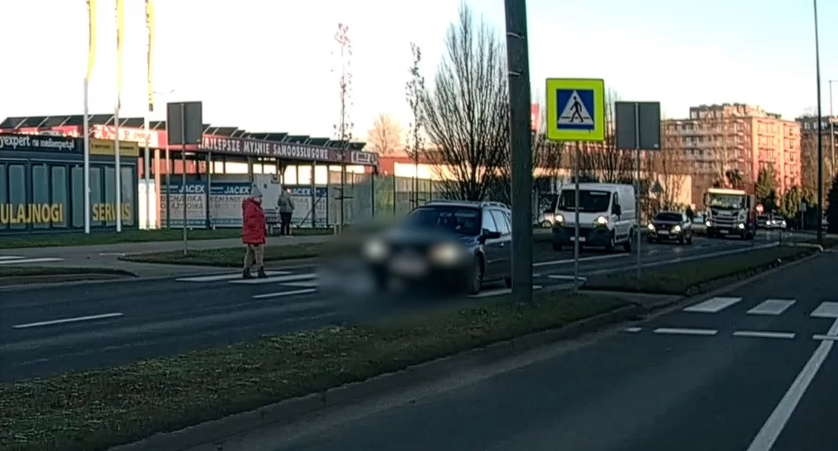 Niebezpieczna sytuacja - wymuszenie pierwszeństwa na pieszej | nagranie