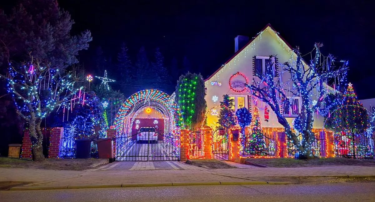 Bożonarodzeniowe iluminacje na posesji pod Szczecinem