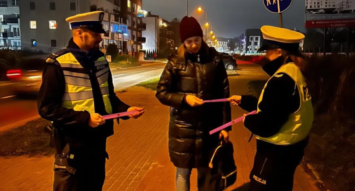 Jeden mały element, większe bezpieczeństwo. Drogówka rozdawała odblaski