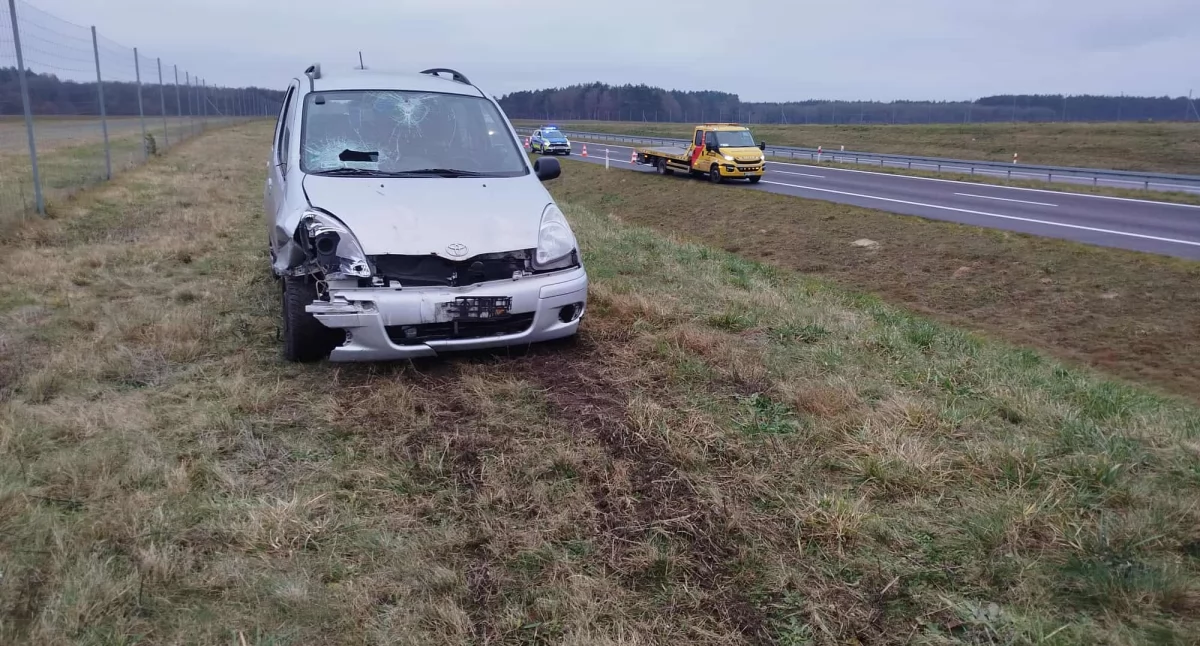 Groźny incydent na trasie S6. Toyota wypadła z drogi przy MOP Jarkowo