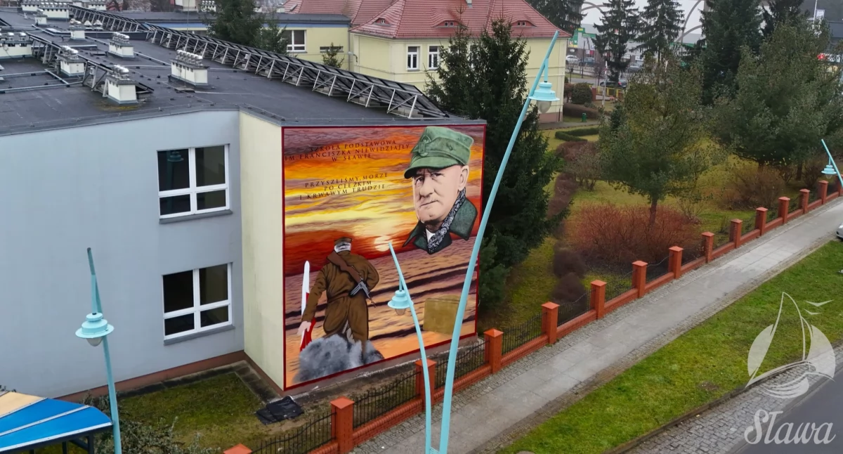 Kibice Kotwicy piszą historię poza stadionem. Wyjątkowy mural bohatera Kołobrzegu na ukończeniu