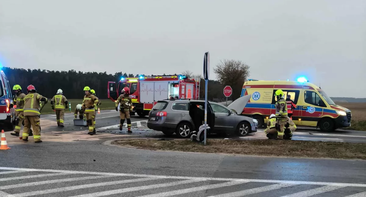 Zderzenie dwóch samochodów. Droga jest zablokowana