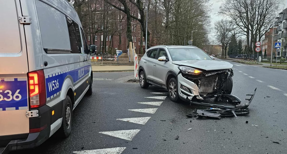 Chwila nieuwagi na remontowanym skrzyżowaniu. Kolizja audi i hyundaia