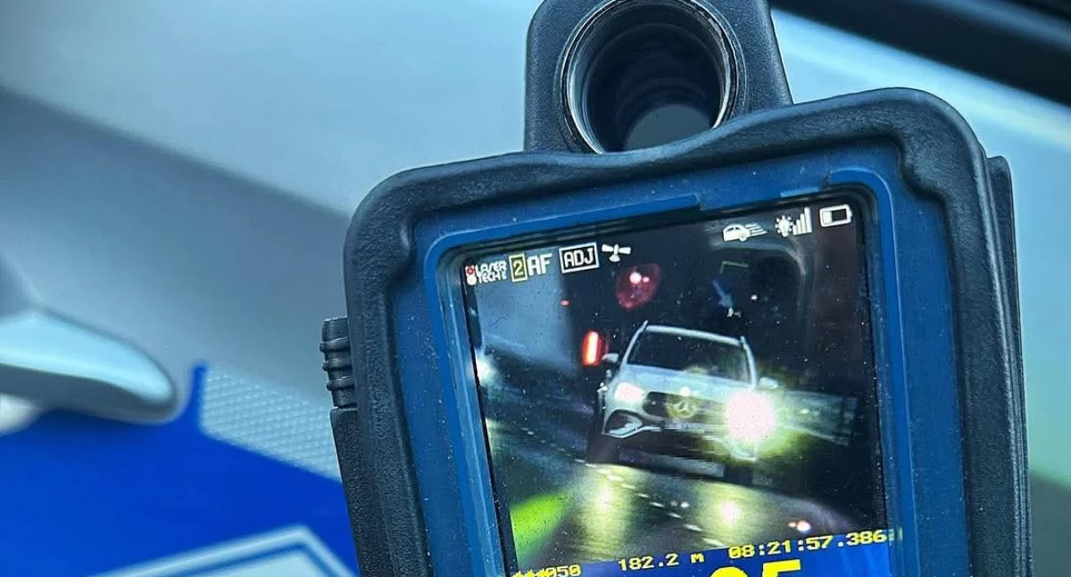 Jedna godzina, dwa mandaty i 22 punkty karne. Kierowca mercedesa wpadł dwa razy na tej samej ulicy