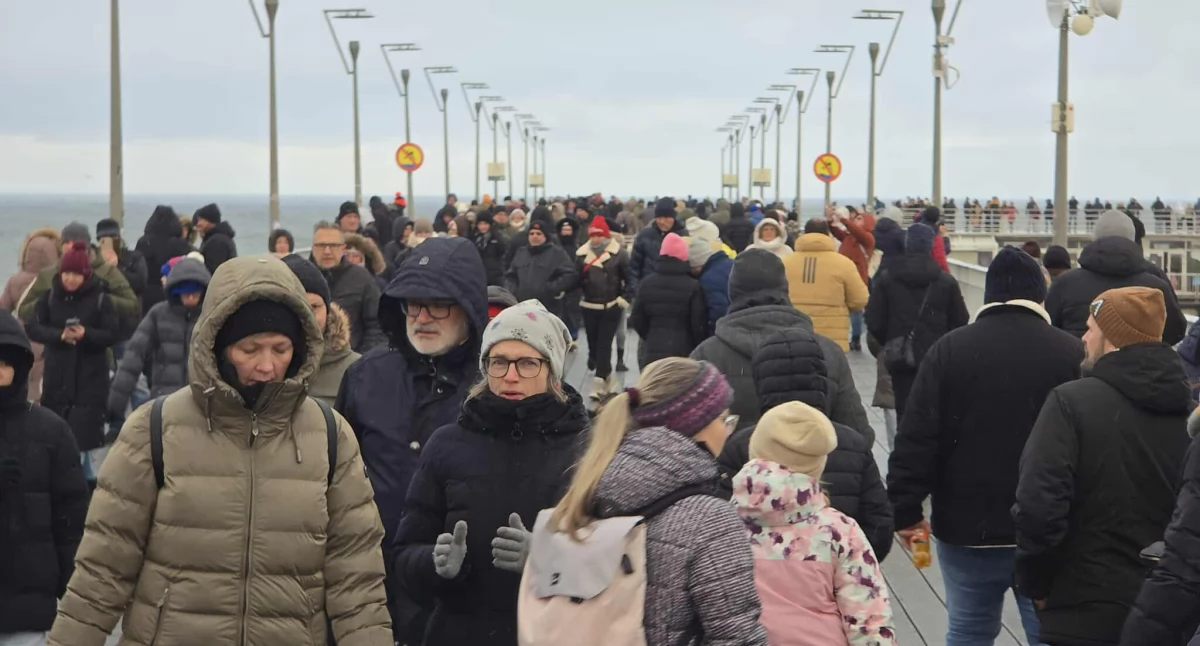 Sylwester nad Bałtykiem. Tłumy w Kołobrzegu | foto