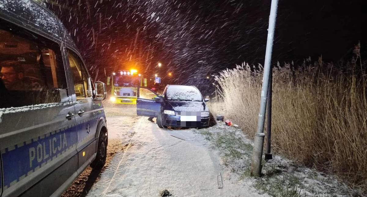 Wypadł z drogi, wrócił… koparką. Policja sprawdza, czy był pijany