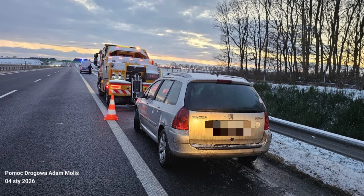 Niebezpiecznie na ekspresówce. Kto i dlaczego zostawił auto?