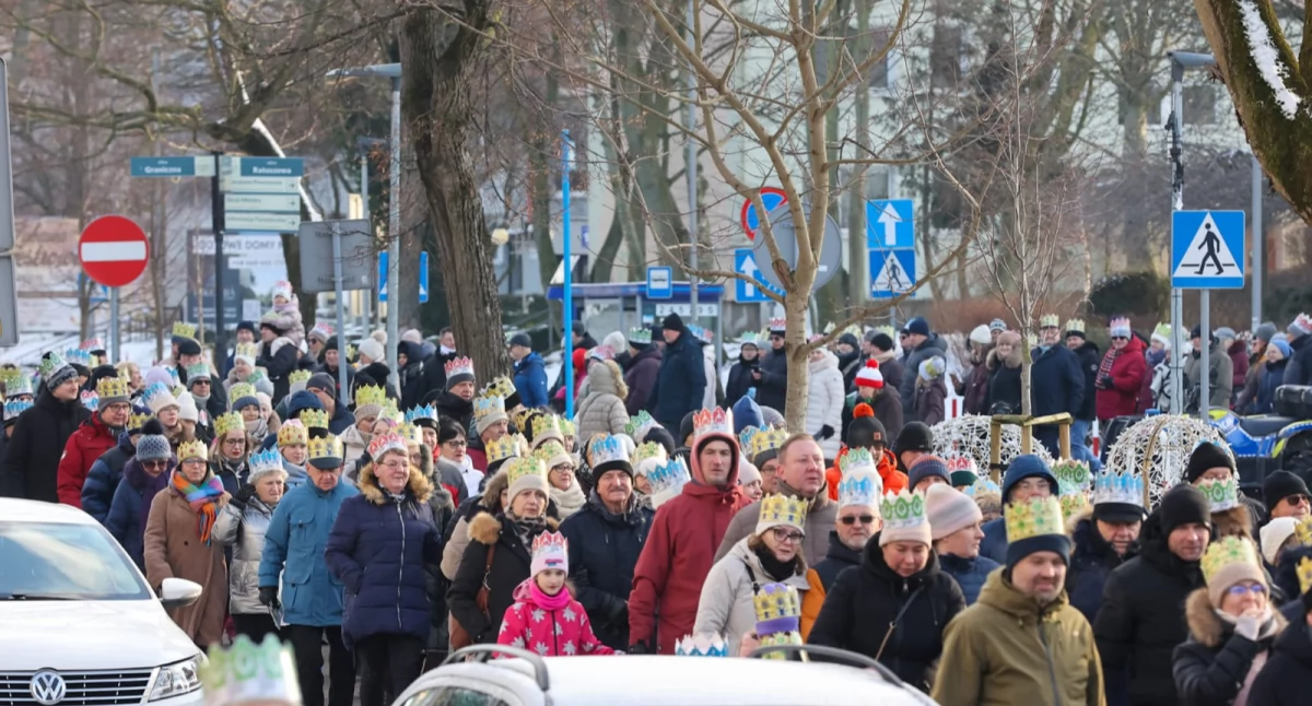 Tłumy wiernych na ulicach Kołobrzegu. Szósty Orszak Trzech Króli przeszedł przez miasto | zdjęcia