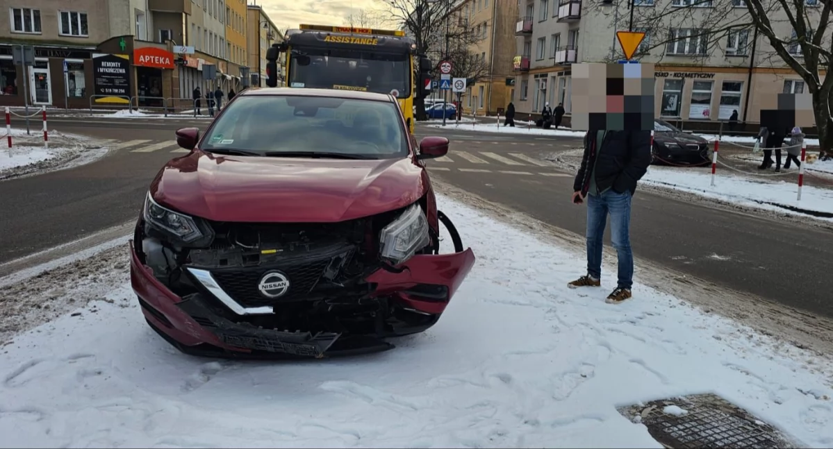 Zderzenie w centrum miasta. BMW i Nissan mocno rozbite