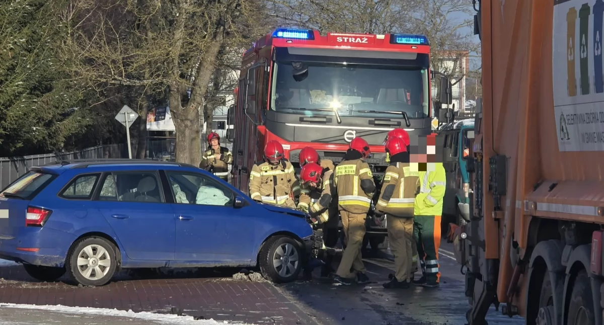 Uderzył w śmieciarkę. Kolizja na skrzyżowaniu w Zieleniewie.