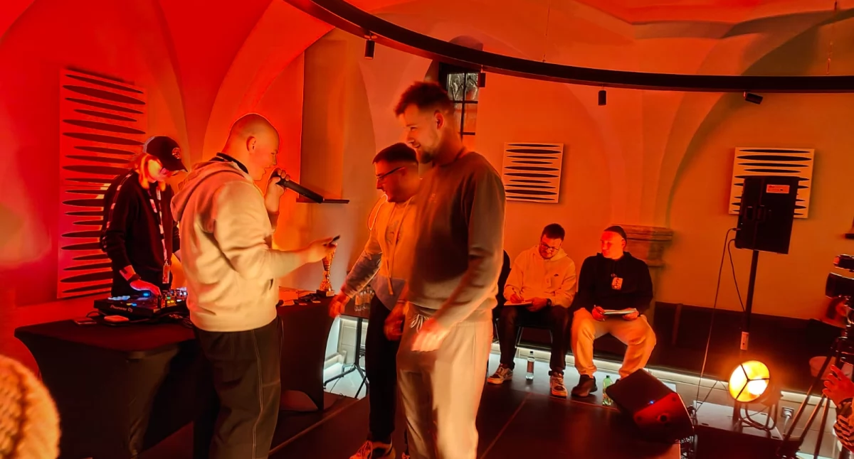 Rymy, riposty i pełen klub. Freestyle w Adebarze