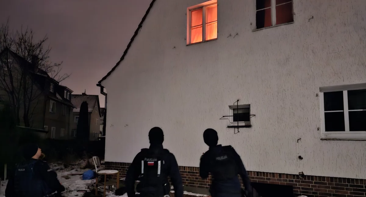 Nocny pożar pustostanu w Kołobrzegu. Policjanci zauważyli ogień na poddaszu